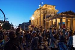 Critical Mass Berlin am Brandenburger-Tor im Mai-2015 | Offensichtlich Berlin