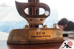 2016-01-Buegeleisen-Curling-Berlin-13-Der-Pokal-Offensichtlich